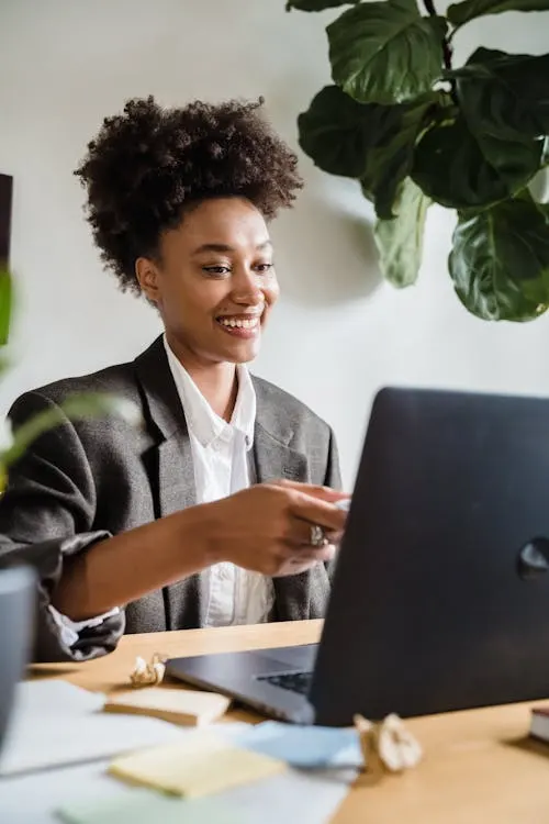 Client effectuant un achat avec affichage des options de paiement